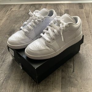 BIG KIDS SIZE: 4Y/ WOMENS size 5.5 white Nike Air Jordan 1 low shoes